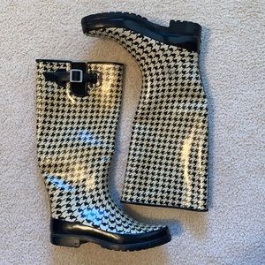 Houndstooth rain boots